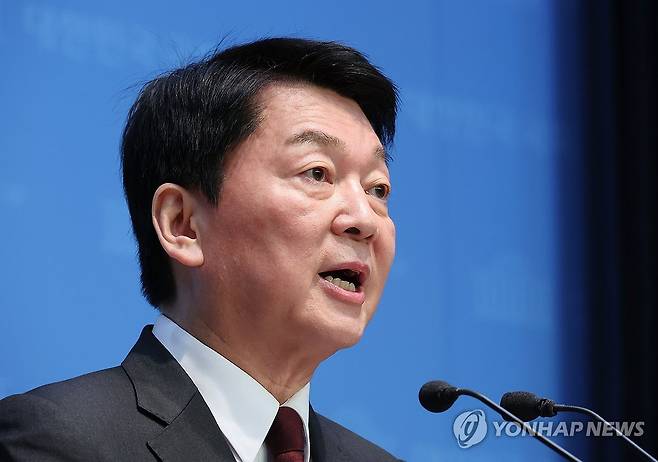 안철수 "당선 가능한 후보를 전략적으로 선택해야" (서울=연합뉴스) 김주형 기자 = 국민의힘 대선 경선 후보인 안철수 의원이 20일 서울 여의도 국회에서 현안관련 기자회견을 하고 있다. 2025.4.20 kjhpress@yna.co.kr