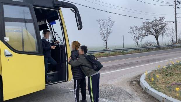 전남 지역 특수학교에 다니는 A군은 오전 6시 40분께 마을 앞에서 통학 버스를 탄다. 2시간 이상을 타야 학교에 도착한다.