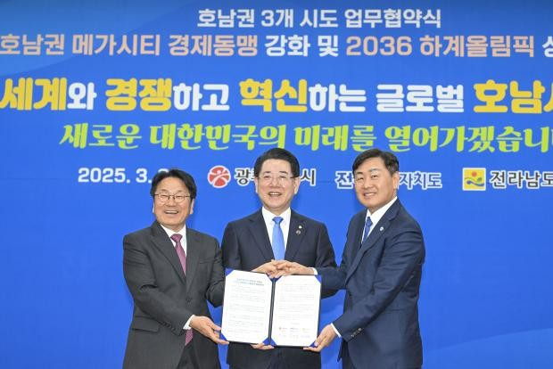 지난 3월 강기정 광주시장(왼쪽부터), 김영록 전남지사, 김관영 전북지사가 나주시청 대회의실에서 광주·전남·북 메가시티 경제동맹 강화를 위한 업무협약식을 열었다. <광주일보 자료 사진>