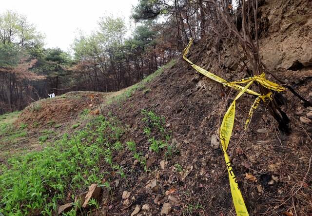 20일 오전 의성 산불 최초 발화지인 안평면 괴산리 야산 산소 인근에 경찰 통제선이 남아 있다. /이용선기자 photokid@kbmaeil.com