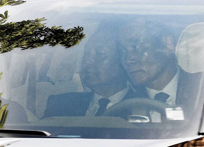 윤석열 전 대통령이 21일 오전 서울 서초구 중앙지방법원에서 열린 내란 우두머리 혐의 2차 공판에 차량을 타고 출석하고 있다. 뉴시스 제공