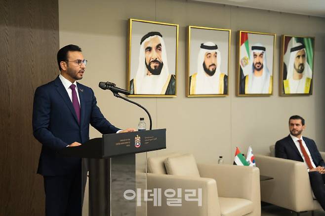 (왼쪽)압둘라 사이프 알 누아이미 주한UAE대사가 ‘UAE-한국 전략적 비즈니스 협력 세미나’에 참석해 이야기하고 있다. (사진=주한UAE대사관)