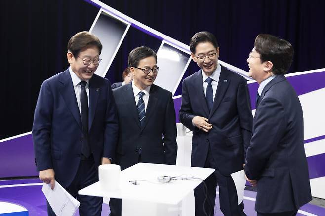 18일 밤 서울 상암동 MBC에서 열린 더불어민주당 대선 경선 첫 TV토론이 끝난 후 예비후보들이 진행자와 인사를 하고 있다. (사진=김동연캠프)