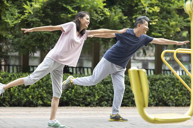 한 다리로 서기는 노화 징후를 엿볼 수 있는 좋은 신체지표 중 하나다. 나이가 50이 넘었다면 틈나는 대로 외발서기로 다리의 힘을 점검해보는 게 좋다. 항상 30초 이상 버틸 수 있도록 근력을 키우는 노력이 매우 중요하다.[사진=게티이미지뱅크]