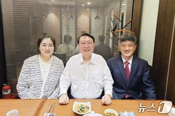 윤석열 전 대통령이 지난 19일 배의철 변호사, 김계리 변호사와 함께 식사 자리를 가진 모습. (김계리 변호사 SNS 캡처) 2025.4.21/뉴스1