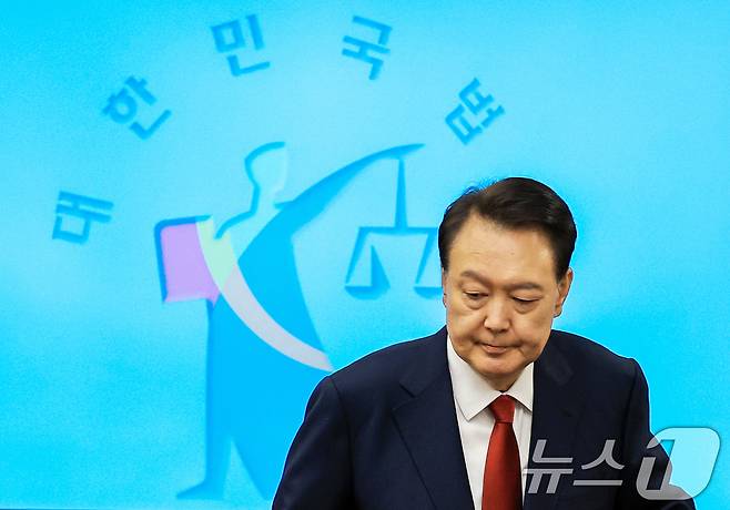 윤석열 전 대통령이 21일 서초동 서울중앙지법에서 열린 내란 우두머리 혐의에 대한 두 번째 정식 재판에 출석하고 있다. 2025.4.21/뉴스1 ⓒ News1 사진공동취재단