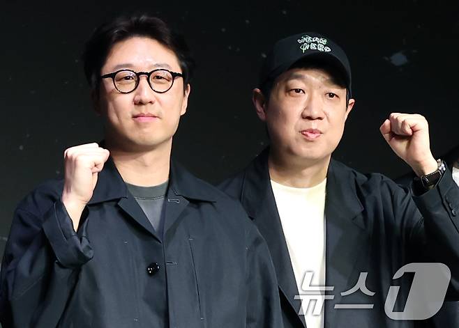 배수민 감독과 한준희 기획총괄(오른쪽)이 21일 서울 마포구 호텔 나루 엠갤러리에서 진행된 넷플릭스 시리즈 '약한영웅 Class 2' 제작발표회에 참석해 포즈를 취하고 있다. ‘약한영웅 Class 2’는 친구를 위해 폭력에 맞섰으나 끝내 지키지 못한 트라우마를 안고 은장고로 전학 간 모범생 연시은이 다시는 친구를 잃을 수 없기에 더 큰 폭력과 맞서면서 벌어지는 처절한 생존기이자 찬란한 성장담을 다룬 학원 액션 성장 드라마다. 2025.4.21/뉴스1 ⓒ News1 권현진 기자