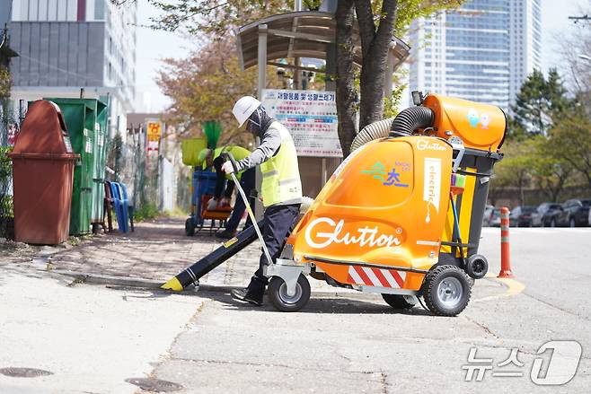 21일 강원 속초관광수산시장 일대에서 열린 가로청소용 친환경 진공청소기 시연.(속초시 제공, 재판매 및 DB 금지) 2025.4.21/뉴스1