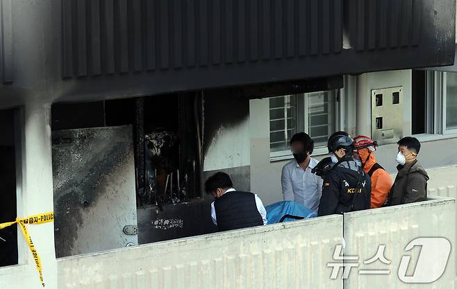 21일 서울 관악구 봉천동의 한 아파트에서 불이 나 소방대원 및 과학수사대가 진화 작업 후 현장을 살피고 있다. 2025.4.21/뉴스1 ⓒ News1 박정호 기자