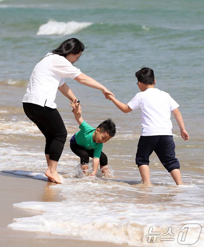 전국적으로 초여름 날씨를 보인 21일 오후 부산 해운대해수욕장을 찾은 외국인 가족이 물놀이를 즐기고 있다. 2025.4.21/뉴스1 ⓒ News1 윤일지 기자