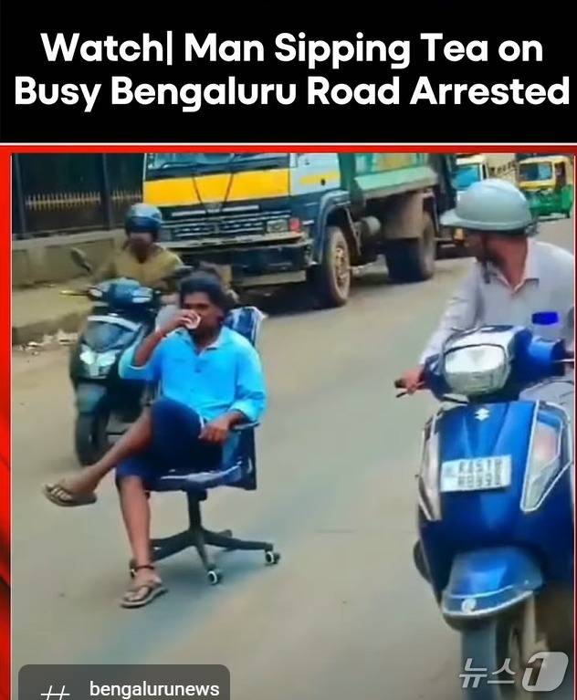한 인도 남성이 도로 한복판에 앉아서 차를 마시는 모습. (유튜브 'mirrornow' 갈무리)