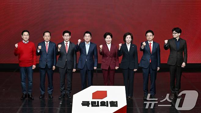 18일 서울 강서구 ASSA 아트홀에서 열린 '제21대 대통령 후보자 국민의힘 1차 경선 후보자 비전대회'에서 후보자들이 기념촬영을 하고 있다. 왼쪽부터 유정복, 홍준표, 김문수, 안철수, 양향자, 나경원, 이철우, 한동훈 후보. (공동취재) 2025.4.18/뉴스1 ⓒ News1 이재명 기자