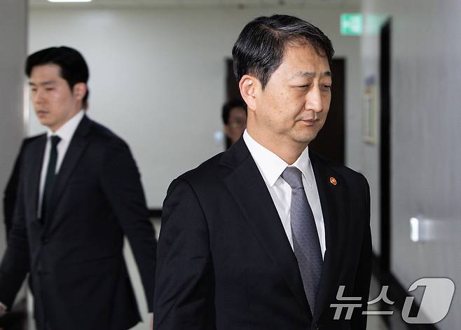 안덕근 산업통상자원부 장관(올이 21일 오후 서울 여의도 국회 산업통상자원중소벤처기업위원회 위원장실로 향하고 있다. 최상목 경제부총리와 안덕근 산업부 장관은 24일 미국 베센트 재무부 장관, 그리어 USTR(미국 무역대표부) 대표와 한미 2+2 통상협의를 개최한다. 2025.4.21/뉴스1 ⓒ News1 이재명 기자
