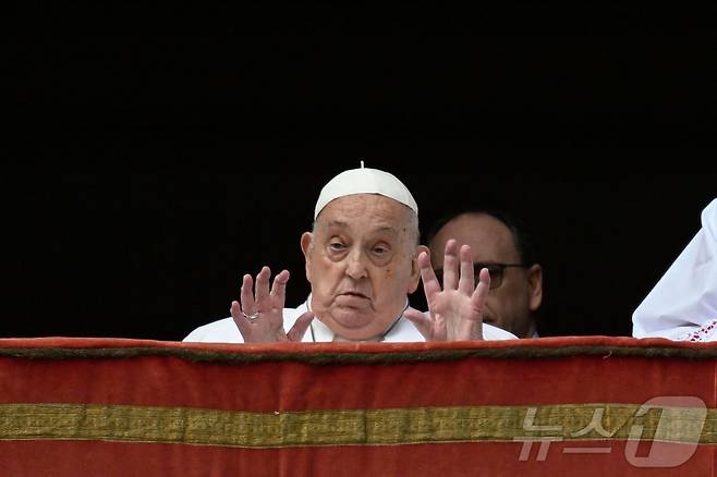 프란치스코 교황이 선종했다. AP통신은 20일 프란치스코 교황 선종했다고 보도했다. 사진은 프란치스코 교황이 지난 20일(현지시간) 바티칸 성베드로 대성전에서 부활절 미사 중 발코니에 휠체어를 타고 나타나 신자들에게 인사를 하는 모습. 2025.04.21 ⓒ AFP=뉴스1 ⓒ News1 김성진 기자