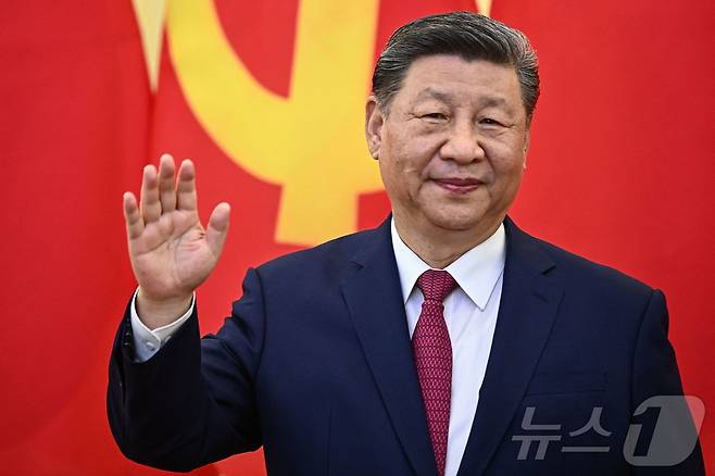 시진핑 중국 국가주석이 14일(현지 시간) 동남아 순방 중 하노이를 방문해 또 럼 베트남 공산당 서기장과 회담 중 손을 흔들고 있다. 2025.04.15 ⓒ AFP=뉴스1 ⓒ News1 우동명 기자