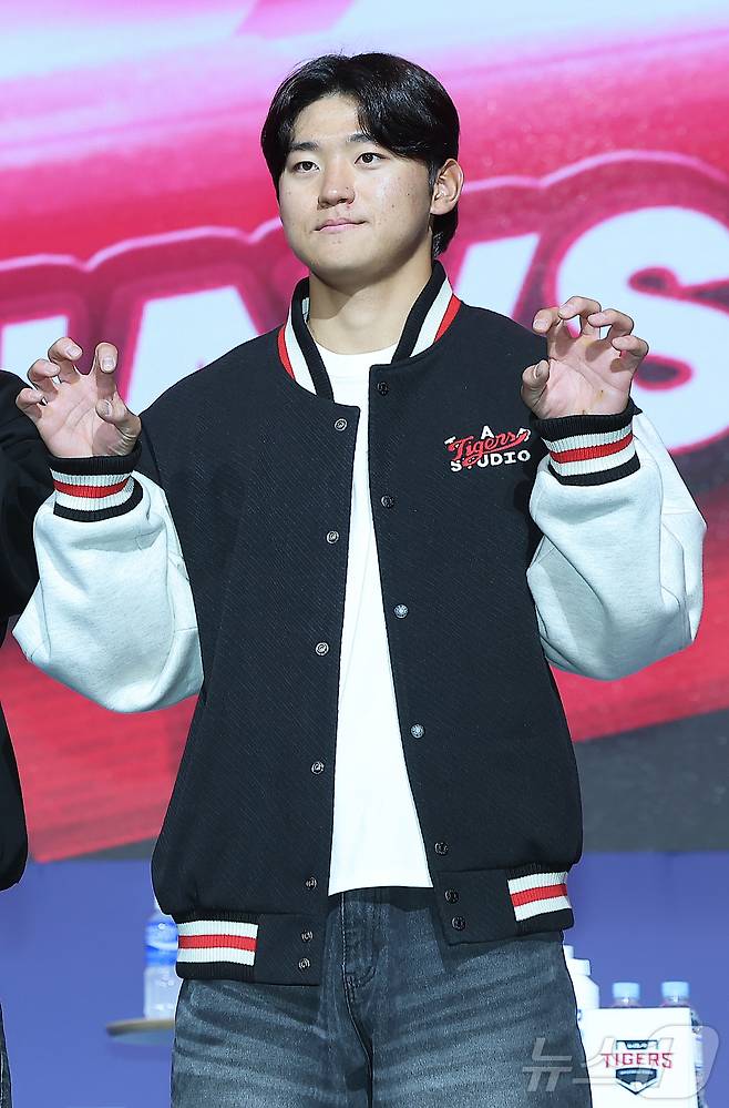 KIA 타이거즈 김도영이 20일 오후 서울 송파구 잠실 롯데호텔 월드에서 열린 신한 SOL Bank 2025 KBO 미디어데이에서 기념 촬영을 하고 있다. 2025.3.20/뉴스1 ⓒ News1 김진환 기자
