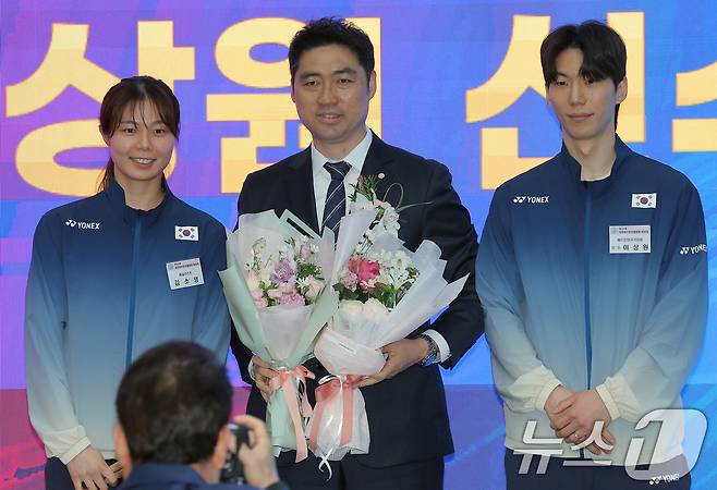 김동문 대한배드민턴협회장이 21일 오후 서울 송파구 올림픽파크텔 올림피아홀에서 열린 대한배드민턴협회 제32대 회장 취임식에서 국가대표 이상원, 김소영 선수에게 축하 꽃다발을 받은 후 기념 촬영을 하고 있다. ⓒ News1 박정호 기자