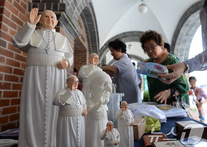 교황 방한을 앞둔 2014년 8월 12일 오후 서울 중구 명동성당에서 프란치스코 교황 미니어처를 비롯한 관련 기념품 모습. (뉴스1 DB)