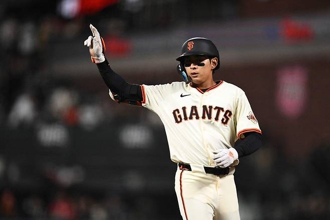 샌프란시스코 이정후가 8일(한국시간) 미국 캘리포니아주 샌프란시스코 오라클 파크에서 열린 2025 메이저리그(ML) 신시내티전에서 9회말 안타를 때린 후 세리머니를 하고 있다 사진 | 샌프란시스코=AFP연합뉴스