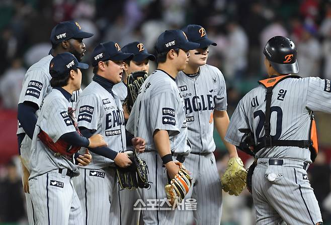 한화 선수들이 17일 인천SSG랜더스필드에서 열린 2025 KBO리그 SSG와 경기에서 승리한 후 하이파이브를 하고 있다. 문학 | 박진업 기자 upandup@sportsseoul.com