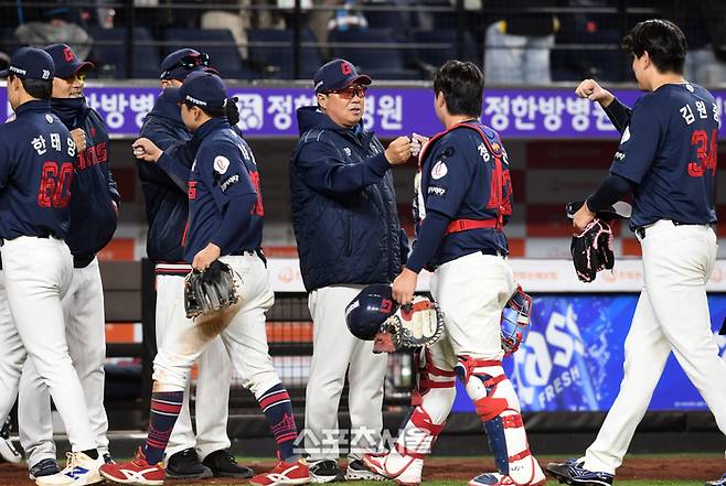 롯데 김태형 감독이 3일 대전 한화생명 볼파크에서 열린 2025 KBO리그 한화와 경기에서 승리하며 3연승을 거둔 뒤 선수들과 하이파이브를 하고 있다. 대전 | 박진업 기자 upandup@sportsseoul.com