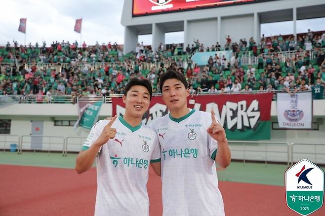 김준범(왼쪽)과 주민규가 19일 김천전에서 승리한 뒤 세리머니를 펼치고 있다. 사진 | 한국프로축구연맹