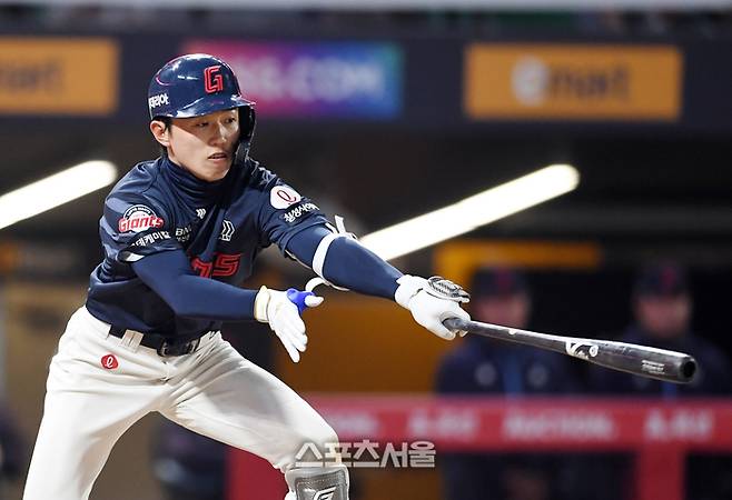 롯데 전민재가 26일 인천SSG랜더스필드에서 열린 2025 KBO리그 SSG와 경기 5회초 1사 1루 상황에서 SSG 선발 송영진을 상대로 안타를 치고 있다. 문학 | 박진업 기자 upandup@sportsseoul.com