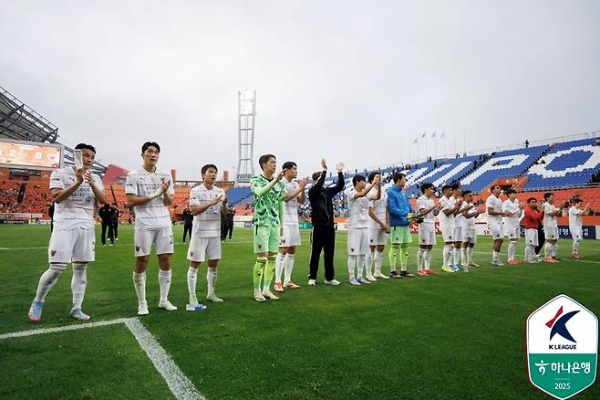 포항 선수들이 20일 제주전이 끝난 뒤 팬께 인사하고 있다. 사진 | 한국프로축구연맹