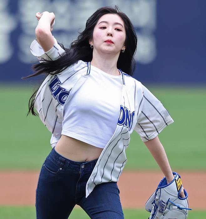 시구하는 레드벨벳 아이린. 사진 | 삼성 라이온즈 제공