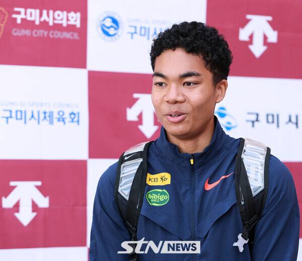 21일 오후 경북 구미시민운동장에서 열린 '2025 구미아시아육상경기선수둰대회 최종선발대회' 100m 결승에 출전해 10초41의 기록으로 정상에 오른 나마디 조엘진이 인터뷰를 하고 있다. 사진┃강명호 기자