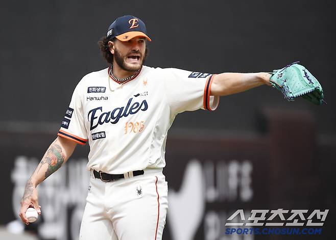 내야수들을 가리키며 파이팅을 주문하는 모습