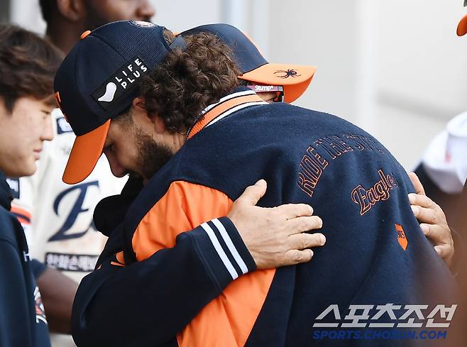 투구를 마친 폰세가 양상문 투수코치와 포옹하고 있다.