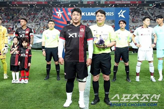 19일 서울월드컵경기장에서 열린 '하나은행 K리그1 2025' 9라운드 FC서울-광주FC전에 앞서 '패럴림픽 카누 국대, 파리패럴림픽 대한민국 기수' 최용범이 매치볼 전달 후 기념촬영을 하고 있다. 사진제공=FC서울