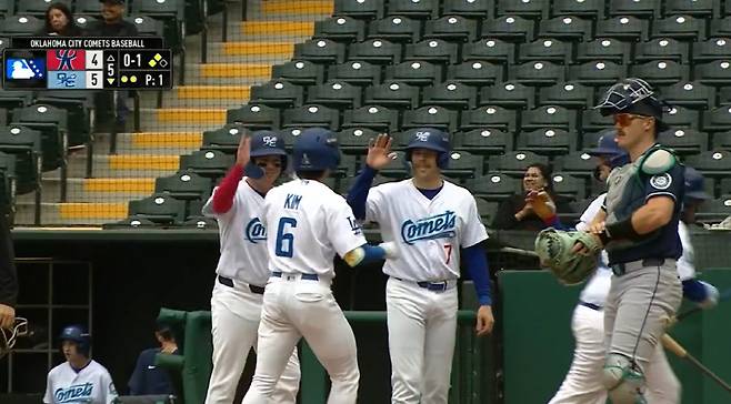 김혜성이 5회 홈런을 치고 들어와 먼저 홈을 밟은 동료들과 하이파이브를 하고 있다. 사진=MiLB.TV 캡처