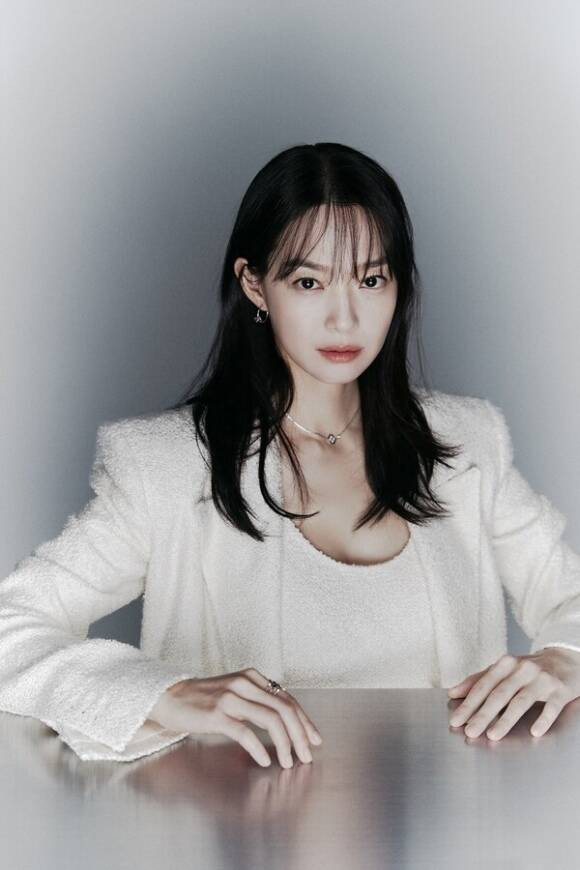 배우 신민아가 <더팩트>와 만나 넷플릭스 시리즈 '악연' 관련 인터뷰를 진행했다. /넷플릭스