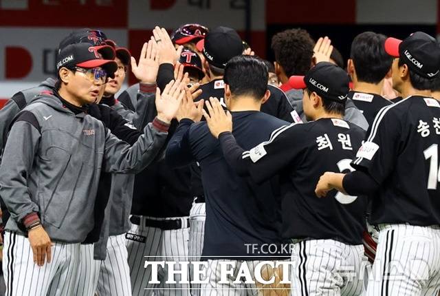 염경엽 LG 트윈스 감독이 승리 뒤 더그아웃에서 나와 선수들을 맞이하고 있다. 올시즌 LG 트윈스의 일상다반사다. /뉴시스