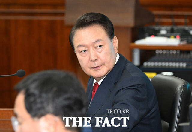 윤석열 전 대통령이 21일 서울 서초동 서울중앙지법에서 열린 내란 우두머리 혐의 형사재판 2번째 공판에 출석해 피고인석에 착석해 있다. /사진공동취재단