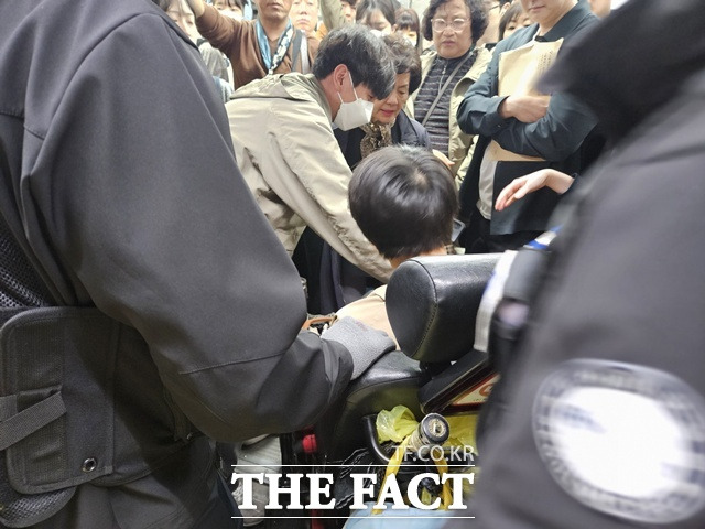 서울교통공사 지하철 보안관들은 채증 카메라와 검은색 방패를 들고 휠체어를 탄 전장연 활동가들의 앞을 막아섰다. 하지만 일부가 오전 8시 44분께 지하철 내 진입을 시도하면서 한순간에 아수라장이 됐다. /이다빈 기자