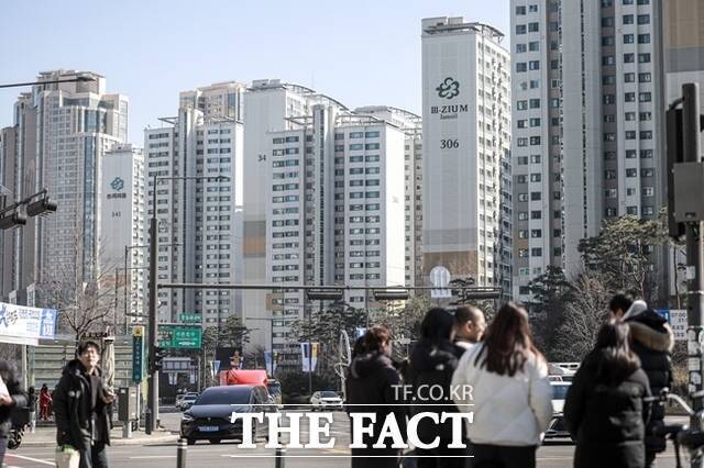 국토교통부는 21일 '강남·서초·송파·용산구 일원 토지거래허가구역 지정' 관련 업무처리 기준을 마련했다고 21일 밝혔다. 이에 따르면 재개발·재건축 등에 따른 입주권을 매수할 떄도 관할 구청의 허가를 받아야 한다. /뉴시스