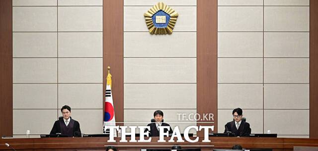 지귀연 부장판사(가운데)가 21일 오전 서울 서초구 서울중앙지법 417호 법정에서 열린 윤석열 전 대통령의 내란 우두머리 혐의 재판을 하기 전 언론 공개에 대한 발언을 하고 있다. 2025.04.21 사진공동취재단