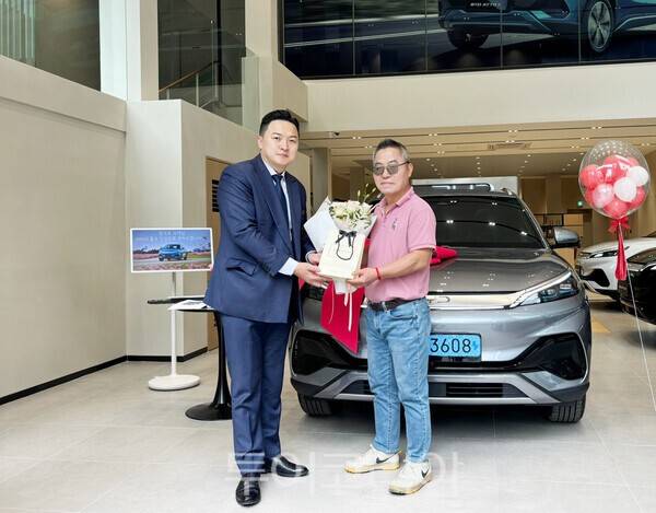 BYD 승용차 공식 딜러사 비전모빌리티 광주전시장이 21일 ATTO3의 첫 출고를 시작, 1호 출고 고객과 기념촬영을 하고 있다. /사진-비전모빌리티 광주전시장