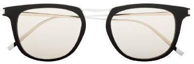 부드러운 곡선 프레임이 클래식하면서도 트렌디한 분위기를 연출한다. 63만 원 생로랑.