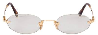 작은 오벌 프레임이 얼굴에 포인트를 주면서 고급스러움을 더한다. 61만 원 미우미우.