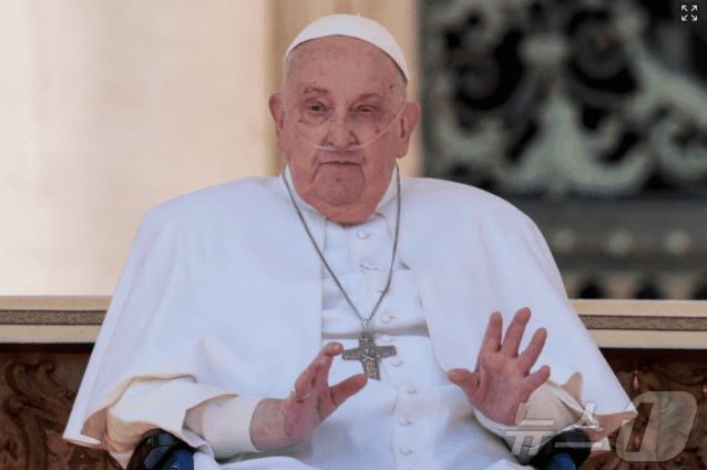 프란치스코 교황이 6일(현지시간) 퇴원 2주 만에 휠체어를 타고 호흡용 튜브를 꽂은 채 바티칸의 성 베드로 광장에 깜짝 등장을 하고 있다. 2025.04.07 © (로이터/뉴스1)