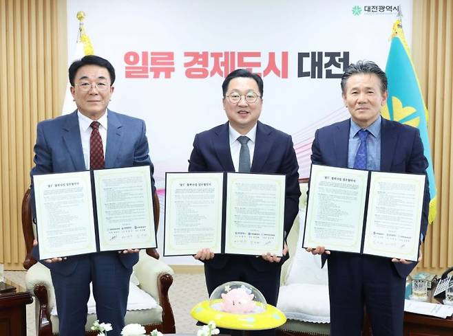 이장우 대전시장(가운데)이 21일 애니콜모빌리티, 대전개인택시운송사업조합과 '꿈T 협력사업 업무협약'을 맺었다. / 대전시