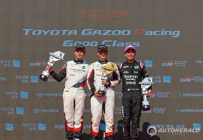 S6000&nbsp;클래스 포디움에 오른 노동기(좌),&nbsp;이창욱(가운데),&nbsp;장현진(우)&nbsp;선수