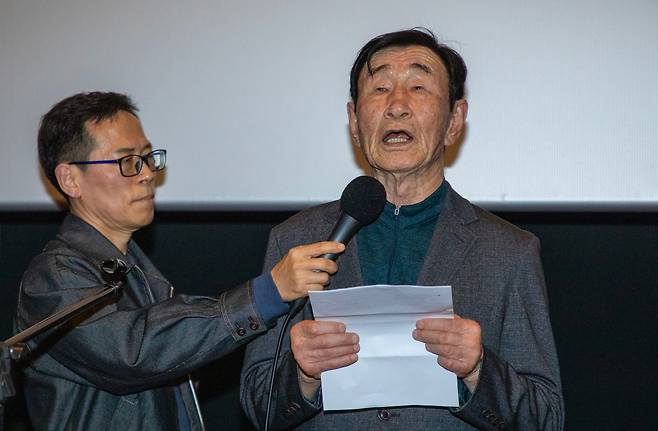 20일 오후 강원도 영월군의 한 극장에서 1980년 정선군 사북읍에서 발생했던 사북사태의 광부대표인 이원갑(오른쪽)씨가 당시 사고로 피해를 입은 경찰들에게 사과 편지를 준비해서 낭독하고 있다. / 조인원 기자