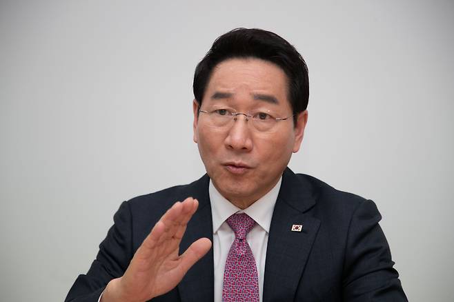 유정복 국민의힘 대선 경선 후보는 지난 18일 본지 인터뷰에서 “이번 대선의 시대정신은 ‘윤석열을 보내고 이재명을 퇴출시키는 것’”이라며 “윤 전 대통령께서도 ‘모든 것은 내가 짊어질 테니, 나를 밟고 가라’고 결단해줘야 한다”고 했다./장련성 기자