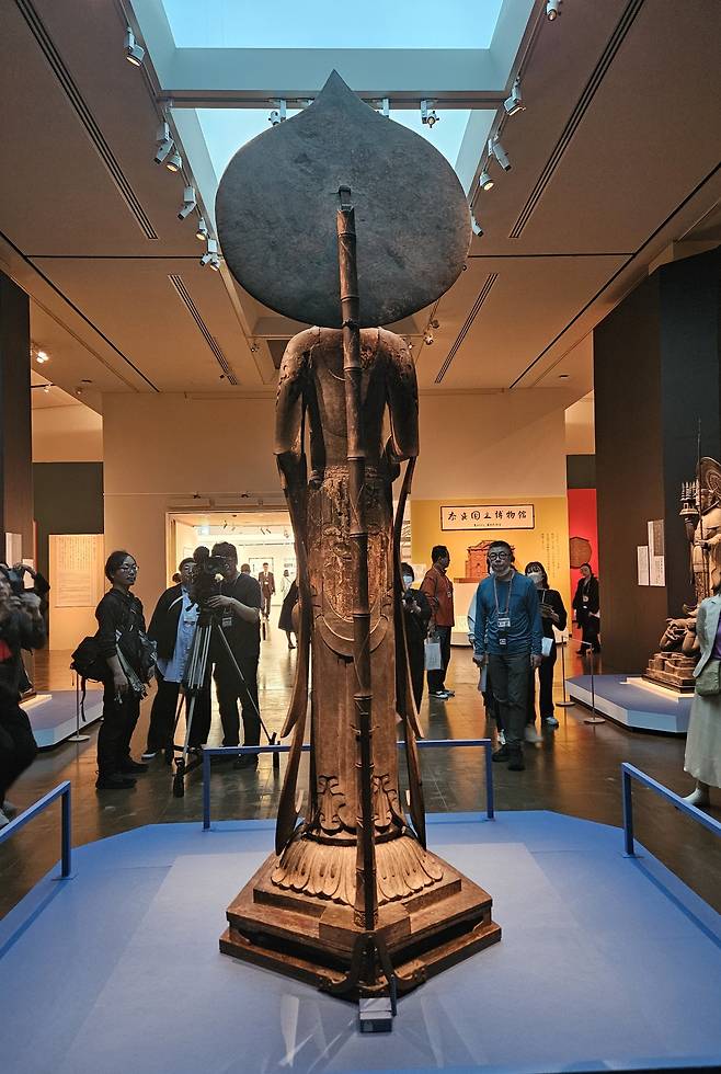 전시 입구에 놓인 나라 호류지 '백제관음' 뒷모습. /허윤희 기자