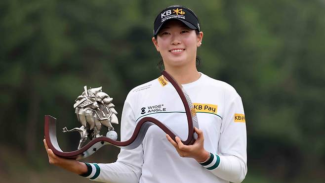 [서울=뉴시스] 20일 경남 김해시 가야CC에서 열린 넥센 세인트나인 마스터즈 FR에서 우승한 방신실 프로가 트로피를 들고 우승을 기뻐하고 있다. (사진=KLPGA/박준석 제공) 2025.04.20. photo@newsis.com *재판매 및 DB 금지